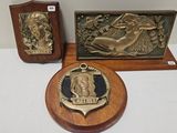 deux plaques représentant une femme et un lion, montées sur un support en bois