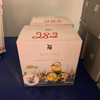 une boîte de figurines Minions posée sur une table bleue
