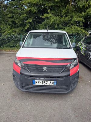 deux voitures garées l'une à côté de l'autre dans un parking