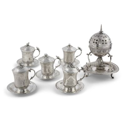 une image représentant un ensemble de tasses et soucoupes en argent pour le thé et le café