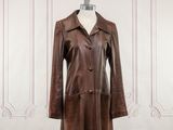 manteau en cuir marron sur un mannequin, un mannequin, un mannequin, un mannequin, un mannequin, un mannequin, un mannequin, un mannequin, un mannequin