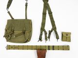 un sac, une ceinture, un étui et d'autres objets disposés sur une surface blanche