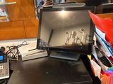 un ordinateur portable posé sur un boîtier noir