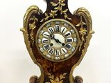 une horloge posée sur une table en bois