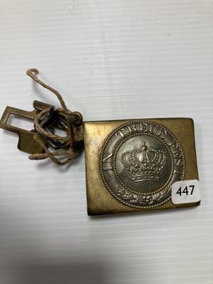 une vieille boucle de ceinture en laiton ornée d'une couronne