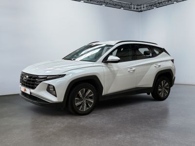 un SUV blanc garé dans une grande pièce aux murs blancs