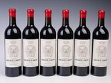 six bouteilles de vin rouge sont alignées