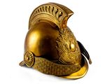un casque doré orné d'un dragon sur un fond blanc