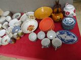 une table rouge sur laquelle sont posés plusieurs assiettes et bols