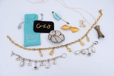 beaucoup de bijoux posés sur la table