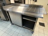 un comptoir en acier inoxydable dans une cuisine commerciale