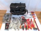 un sac d'outils posé sur une table à côté d'un autre sac d'outils