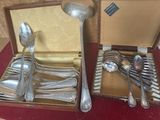 des couverts dans une boîte contenant des cuillères et des cuillères à l'intérieur