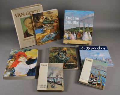 cinq livres sont posés sur une table devant un fond gris