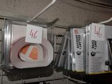 Plusieurs rouleaux de papier toilette sont suspendus à un support dans un magasin