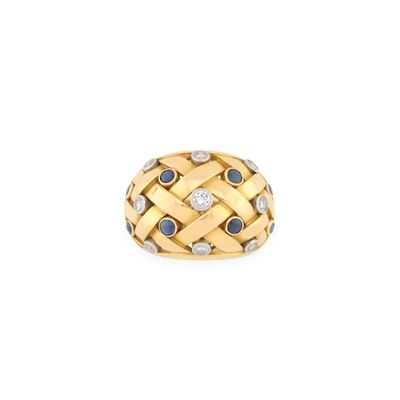 une bague en or jaune 18 carats sertie de diamants et de saphirs