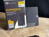 La boîte du disque dur externe se trouve à côté du chargeur.