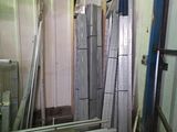 de nombreux morceaux de bois empilés dans une pièce