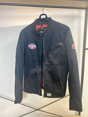 une veste en cuir suspendue à un cintre dans un magasin de vêtements