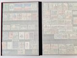 un livre ouvert avec des timbres, posé sur une table