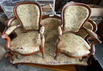 two chairs that are sitting next to each other