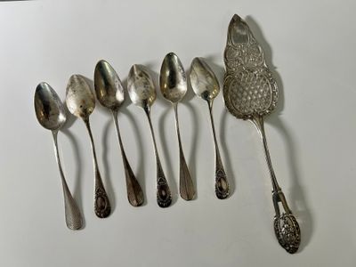 five spoons and two spoon spoons on a table