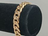 un gros plan d'une bague en or posée sur un présentoir noir