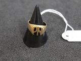 une bague en or surmontée d'un cône noir