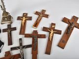 a lot of crosses that are on the table