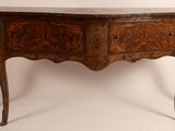 une petite table en bois avec un plateau en marbre