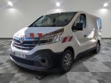la camionnette blanche est garée dans une grande pièce au sol en damier