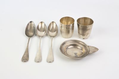 beaucoup de cuillères en argent et de cuillères sur la table