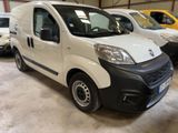une camionnette blanche garée dans un garage