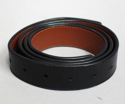 un gros plan sur une ceinture noire avec une boucle marron