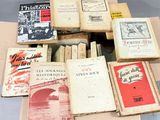de nombreux livres posés sur une table