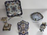une table blanche sur laquelle sont posés une assiette et des bols bleus et blancs