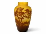 un vase jaune orné d'une image représentant un arbre