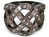 gros plan d'une bague avec des diamants sur fond blanc