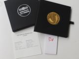 une image représentant une boîte noire contenant une pièce d'or