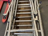 une photo d'une échelle fabriquée à partir de tuyaux métalliques