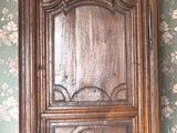 un meuble en bois surmonté d'une horloge