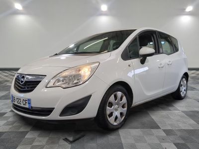 une photo d'une Opel blanche garée dans un showroom