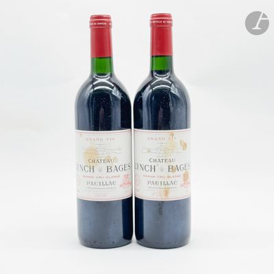 deux bouteilles de vin posées l'une à côté de l'autre sur une table