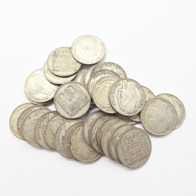 tas de pièces d'argent sur fond blanc