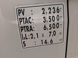 un autocollant sur le côté d'une voiture sur lequel est inscrit « ptac »