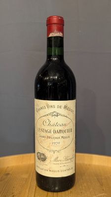 une bouteille de vin posée sur un tonneau en bois