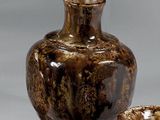 un vase et un bol posés sur une table