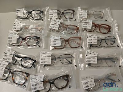 de nombreuses paires de lunettes dans des étuis posés sur la table