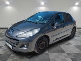 la voiture grise est garée dans le garage sur le sol en damier
