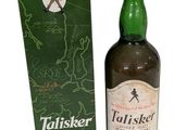 une image représentant une bouteille de whisky à côté d'une boîte de whisky